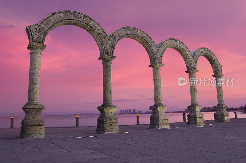 巴亚尔塔港市中心的“Los arcos”拱门和粉色天空